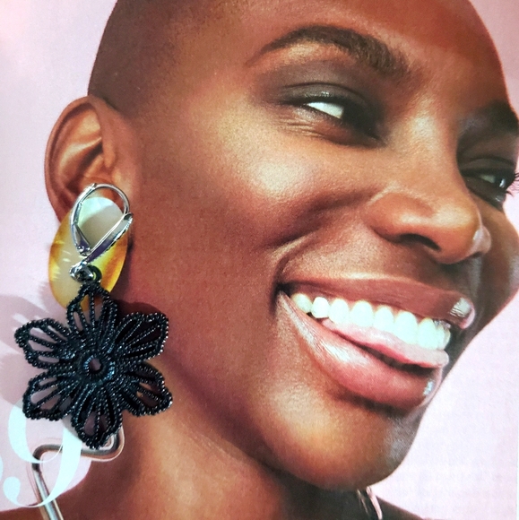 VERA WANG Flower Earrings - Picture 1 of 4
